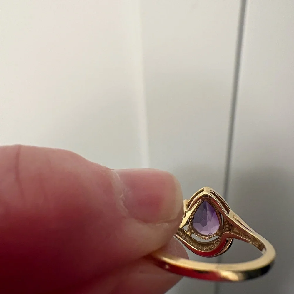 14K Gold Ring with Amethyst and Diamonds - Picture 3 of 6